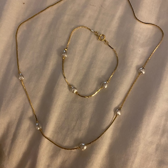 Other - Korea Highly Polished gold plated bracelet with heart pearls